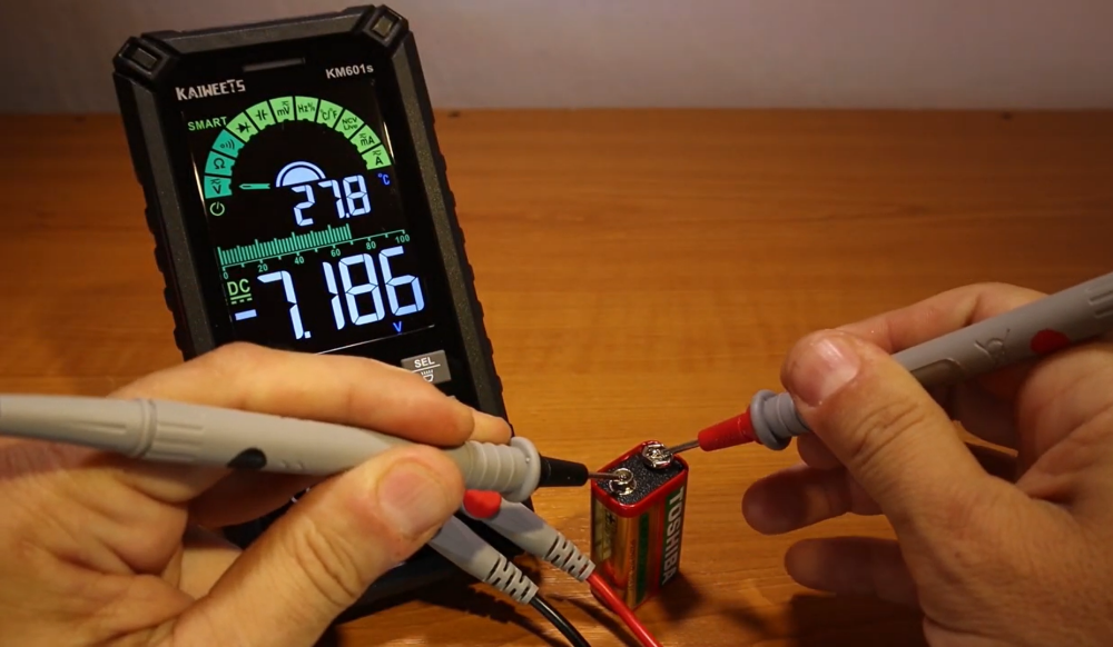 multímetro Kaiweets KM601S midiendo voltaje de batería