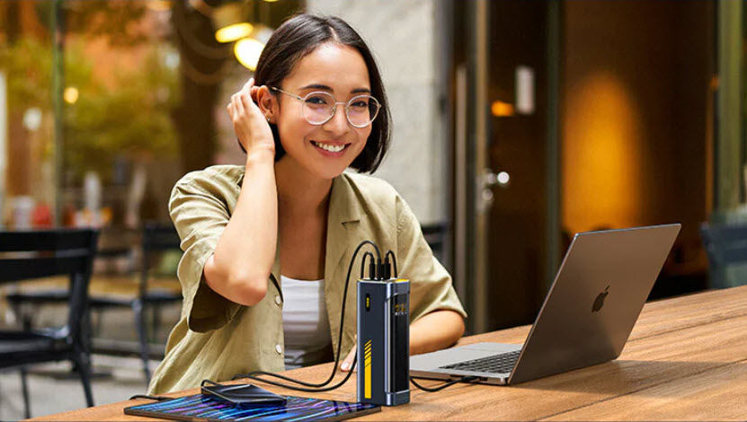 Power bank AOHI cargando laptop y smartphone al mismo tiempo