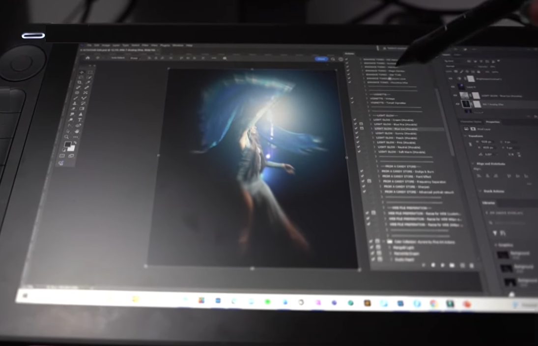 usuario dibujando con tableta gráfica Huion