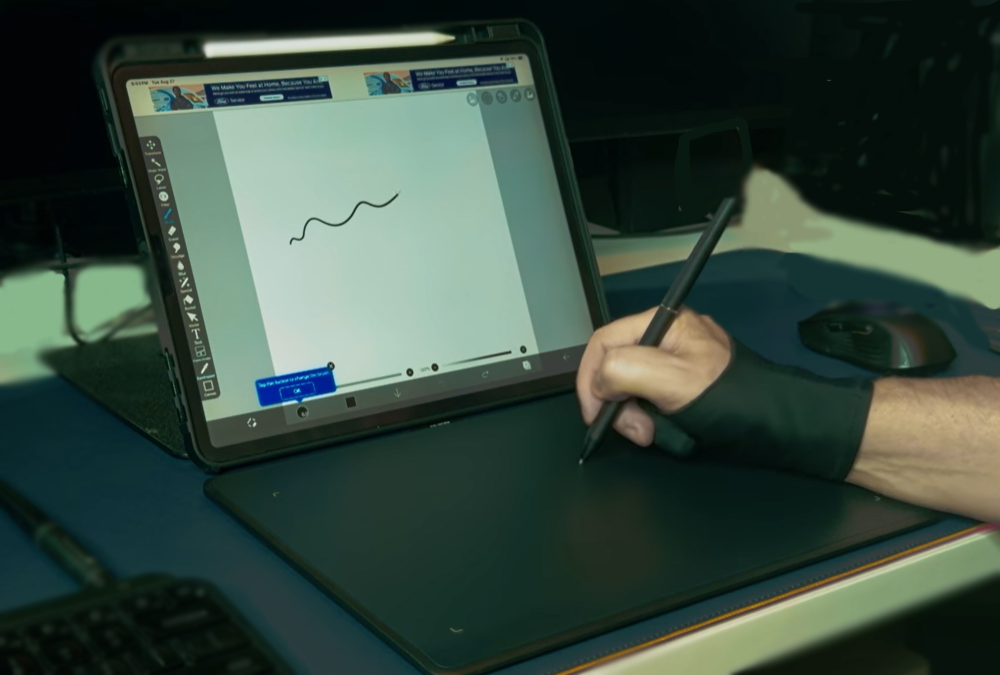 escritorio con tableta gráfica Huion