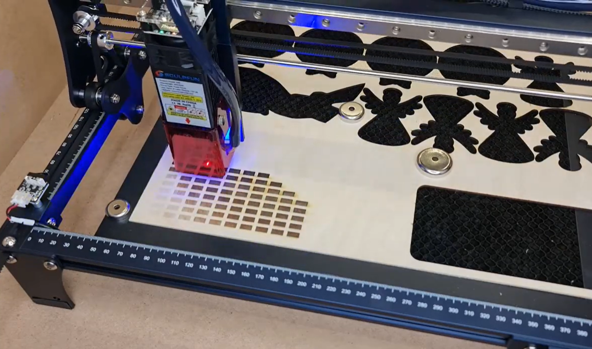 máquina de grabado láser Sculpfun sobre madera